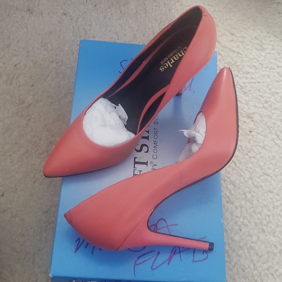 Pointed Toe Heels - Picture 2 of 3